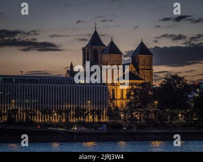 Basilika St. Cunibert, Köln am Abend über den Rhein gesehen Stockfoto