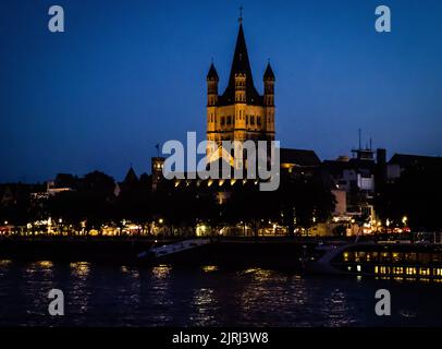 Gross St. Martin Kirche am Abend, Köln, Deutschland Stockfoto