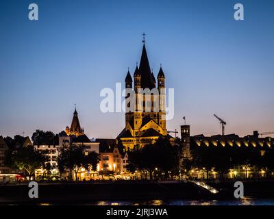 Gross St. Martin Kirche am Abend, Köln, Deutschland Stockfoto