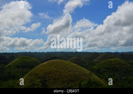 Bootsfahrt auf dem Meer und Landschaft während des Inselhoppings auf den Philippinen Stockfoto