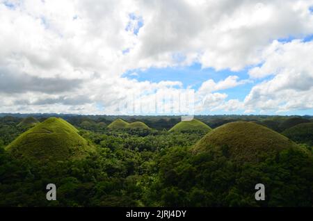 Bootsfahrt auf dem Meer und Landschaft während des Inselhoppings auf den Philippinen Stockfoto