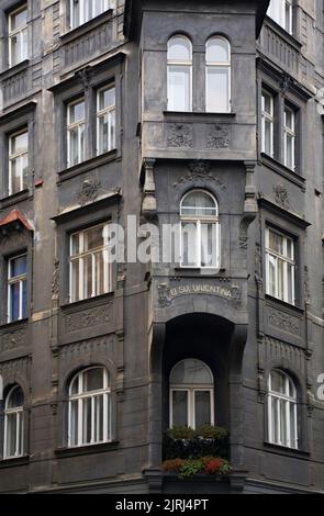 USV. Valentina Apartmentgebäude mit geschnitzten architektonischen Details, Altstadt von Prag, Tschechische Republik Stockfoto