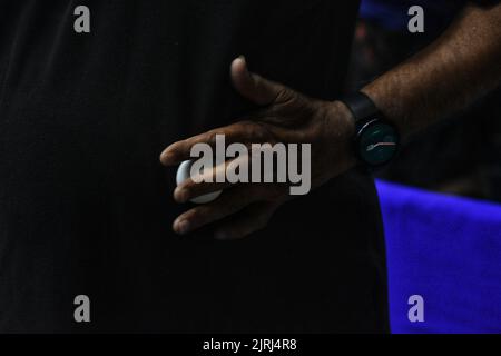 Srinagar, Jammu Und Kaschmir, Indien. 24. August 2022. Die Masters National Table Tennis Championships 28., die von der J&K Tischtennis Association in Zusammenarbeit mit dem Indian Veterans Table Tennis Committee unter der Schirmherrschaft der Tischtennis Federation of India (durch das Komitee der Administratoren) organisiert werden und ordnungsgemäß vom Jammu and Kashmir Sports Council unterstützt werden. (Bild: © Mubashir Hassan/Pacific Press via ZUMA Press Wire) Stockfoto