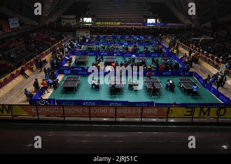 Srinagar, Jammu Und Kaschmir, Indien. 24. August 2022. 28. Masters National Table Tennis Championship die 28. Masters National Table Tennis Championships, die von der J&K Tischtennis Association in Zusammenarbeit mit dem Indian Veterans Table Tennis Committee unter der Schirmherrschaft der Tischtennis Federation of India (durch das Komitee der Administratoren) organisiert werden Mit gebührender Unterstützung des Jammu und des Kashmir Sports Council . Die Meisterschaften fanden vom 23.. Bis 28.. August 2022 im Hallensportkomplex Sher- e - Kashmir, Srinagar, statt.Mehr als 1500 Spieler/technische Funktionäre und ihre Familie Stockfoto