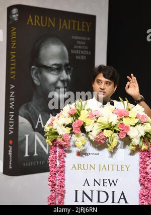 Neu-Delhi, Indien. 24. August 2022. NEW DELHI, INDIEN - 24. AUGUST: Die Ministerin der Union Aviation, Jyotiraditya Scindia, spricht anlässlich der Veröffentlichung eines Buches mit dem Titel „New India: Ausgewählte Schriften 2014-19“, die Artikel enthalten, die vom verstorbenen BJP-Führer Arun Jaitley zu seinem Todestag am 24. August 2022 in Ambedkar Bhawan in Neu-Delhi, Indien, verfasst wurden. (Foto von Arvind Yadav/Hindustan Times/Sipa USA) Quelle: SIPA USA/Alamy Live News Stockfoto