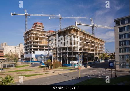 Bauarbeiten Krane über unvollendetem CHUM Krankenhaus Gebäude, Montreal, Quebec, Kanada. Stockfoto