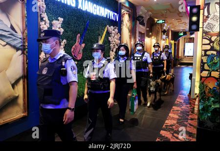 LIUZHOU, CHINA - 25. AUGUST 2022 - Polizisten des Büros für öffentliche Sicherheit führen eine drogenbezogene Inspektion an einem Unterhaltungsort in Liuzhou, G, durch Stockfoto