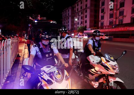 LIUZHOU, CHINA - 25. AUGUST 2022 - Polizisten des Büros für öffentliche Sicherheit führen eine drogenbezogene Inspektion an einem Unterhaltungsort in Liuzhou, G, durch Stockfoto