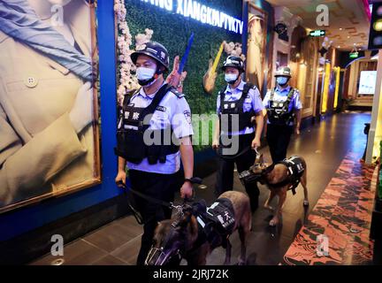 LIUZHOU, CHINA - 25. AUGUST 2022 - Polizisten des Büros für öffentliche Sicherheit führen eine drogenbezogene Inspektion an einem Unterhaltungsort in Liuzhou, G, durch Stockfoto