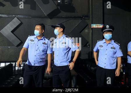 LIUZHOU, CHINA - 25. AUGUST 2022 - Polizisten des Büros für öffentliche Sicherheit führen eine drogenbezogene Inspektion an einem Unterhaltungsort in Liuzhou, G, durch Stockfoto