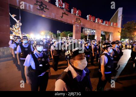 LIUZHOU, CHINA - 25. AUGUST 2022 - die Polizei versammelt sich auf dem Changan Platz im Bezirk Rongan, der Stadt Liuzhou, der autonomen Region Guangxi Zhuang in Südchina, ON Stockfoto