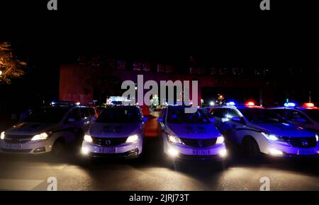 LIUZHOU, CHINA - 25. AUGUST 2022 - die Polizei versammelt sich auf dem Changan Platz im Bezirk Rongan, der Stadt Liuzhou, der autonomen Region Guangxi Zhuang in Südchina, ON Stockfoto