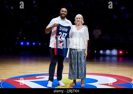 Boris Diaw mit seiner Mutter Elisabeth Riffiod während des FIBA Basketball World Cup 2023 Qualifiers, 2. Round Group K Basketballmatches zwischen Frankreich und Tschechien am 24. August 2022 in der Accor Arena in Paris, Frankreich - Foto Ann-Dee Lamour / CDP MEDIA / DPPI Stockfoto