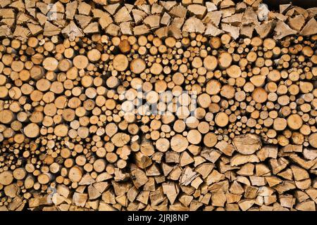 Nahaufnahme von gestapelten Brennholzstämmen. Stockfoto