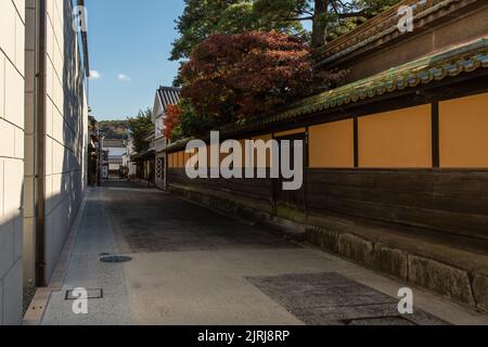 Kurashiki, Okayama JAPAN - Dez 2 2021 : Eine Hintergasse im historischen Viertel Kurashiki Bikan an sonnigen Tagen. Das Konzept der Stadt Shirakabe (Namakokabe) Stockfoto