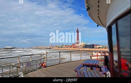 Blackpool Tower und Promenade, Blick vom Central Piers Victorian 1868 Boardwalk, Blackpool, Lancashire, England, Großbritannien, FY1 5BB Stockfoto