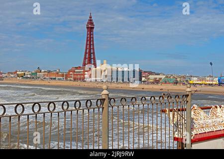 Blackpool Tower und Promenade, Blick vom Central Piers Victorian 1868 Boardwalk, Blackpool, Lancashire, England, Großbritannien, FY1 5BB Stockfoto