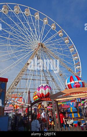 Big Riesenrad mit Blackpool Tower im Hintergrund, Central Piers Victorian 1868 Boardwalk, Blackpool, Lancashire, England, Großbritannien, FY1 5BB Stockfoto