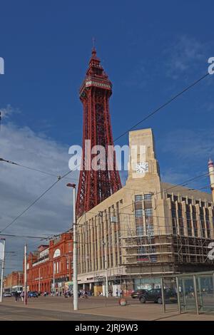 Blackpool Tower, berühmtes Wahrzeichen, an der Promenade, Blackpool North West Resort, Lancashire, England, Großbritannien, FY1 4BJ Stockfoto