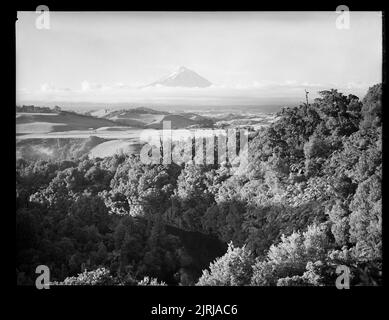 Mount Egmont von Awakino, 1940s, Taranaki, von J.W. Chapman-Taylor. Stockfoto