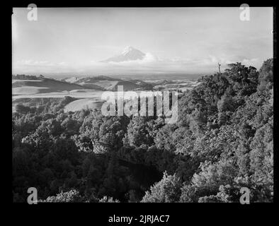 Mount Egmont von Awakino, 1940s, Taranaki, von J.W. Chapman-Taylor. Stockfoto