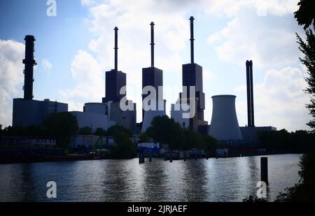 Berlin, Deutschland. 24. August 2022. Das Kraftwerk Lichterfelde am Teltow-Kanal in Berlin Lichterfelde. Das Kraftwerk wird von der Vattenfall Wärme Berlin AG mit Erdgas betrieben und produziert Strom und Fernwärme für den Süden Berlins. Quelle: XAMAX/dpa/Alamy Live News Stockfoto