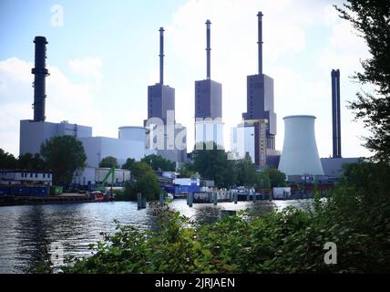 Berlin, Deutschland. 24. August 2022. Das Kraftwerk Lichterfelde am Teltow-Kanal in Berlin Lichterfelde. Das Kraftwerk wird von der Vattenfall Wärme Berlin AG mit Erdgas betrieben und produziert Strom und Fernwärme für den Süden Berlins. Quelle: XAMAX/dpa/Alamy Live News Stockfoto