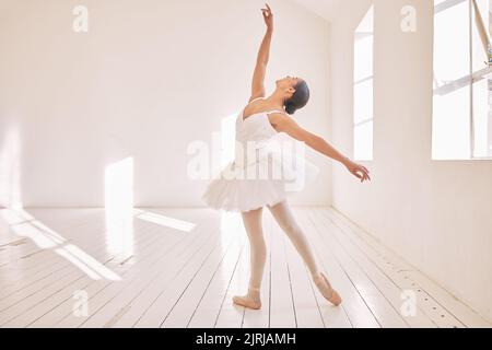 Balletttanz, Schüler und Training auf der Studioetage, im Fitnessstudio oder im Theater für Wettkämpfe, Übungen oder Rezital. Ballerina Tänzerin, kreativ und Fitness Stockfoto