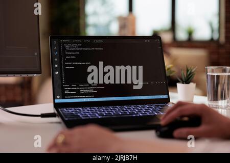Freiberuflicher Software-App-Entwickler mit Terminalfenstern zu Hause, Programmierung Sicherheits-Firewall, mit css HTML-Skript. Programmierer Entwicklung neuer Benutzeroberfläche Online-Cloud-Server. Nahaufnahme. Stockfoto