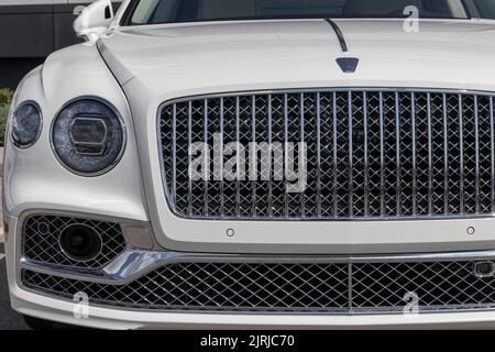 Indianapolis - ca. August 2022: Bentley Flying Spur in einem Autohaus. Bentley Motors ist ein britischer Hersteller von Luxusautos und SUVs. Stockfoto