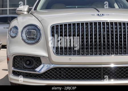 Indianapolis - ca. August 2022: Bentley Flying Spur in einem Autohaus. Bentley Motors ist ein britischer Hersteller von Luxusautos und SUVs. Stockfoto