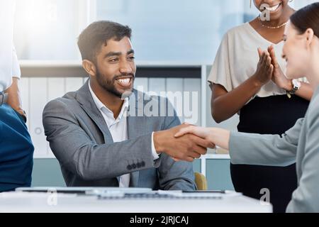 Zusammenarbeit, Teamarbeit und Motivationshandschlag durch Geschäftspartnertreffen und Begrüßung im Büro des Unternehmens. Verschiedene Kollegen feiern ein Stockfoto