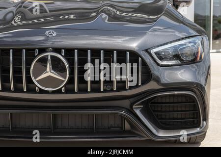 Indianapolis - circa August 2022: Gebrauchter Mercedes AMG GT 63 S. bei Lieferproblemen setzt Mercedes auf den Verkauf von Gebrauchtwagen, um die Nachfrage zu decken. Stockfoto