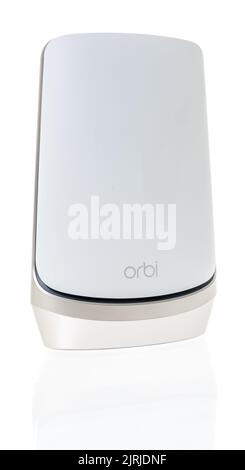 Winneconne, WI - 20 August 2022: Ein Paket von Netgear Orbi AX11000 RBKE963 die ultimate in Smart Home WIFI Quad-Band-Mesh-WLAN-System auf einem isolierten Stockfoto