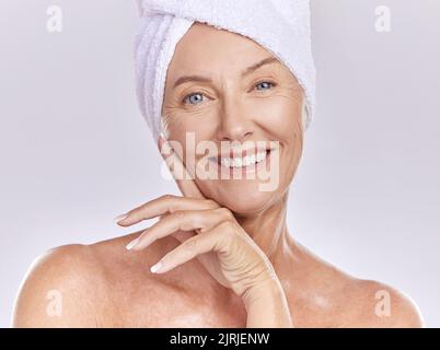 Frau mit Schönheit, Hautpflege und Make-up oder Anti-Aging-Gesichtskosmetik Routine Porträt. Glückliche und ältere Dame, die natürliches Spa-Gesichtsprodukt für verwendet Stockfoto