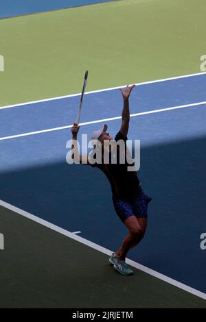 Flushing Meadows, New York, USA. 24. August 2022. IGA Swiatek aus Polen übt heute im National Tennis Center in Flushing Meadows, New York, für die U.S. Open. Das Turnier beginnt am kommenden Montag. Quelle: Adam Stoltman/Alamy Live News Stockfoto