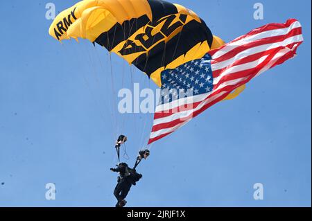 24. August 2022: 24. August 2022, Atlantic City NJ- Ein Golden Knight der US Army, der während der Donner over the Boardwalk Air Show die amerikanische Flagge über dem Strand von Atlantic City trägt (Foto: © Ricky Fitchett/ZUMA Press Wire) Stockfoto