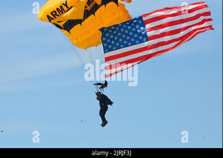 24. August 2022: 24. August 2022, Atlantic City NJ- Ein Golden Knight der US Army, der während der Donner over the Boardwalk Air Show die amerikanische Flagge über dem Strand von Atlantic City trägt (Foto: © Ricky Fitchett/ZUMA Press Wire) Stockfoto