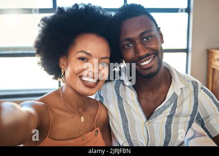 Paar, Leute und schwarze Frau und Mann in einem Selfie-Portrait auf einem schönen, glücklichen und schönen Date zusammen. Lächeln, romantisch und jungen Freund und Stockfoto