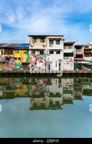 MELAKA, MALAYSIA - 12. Juni 2022: Bunte Häuser am Melaka-Fluss. Die Stadt Melaka ist ein UNESCO-Weltkulturerbe. Stockfoto