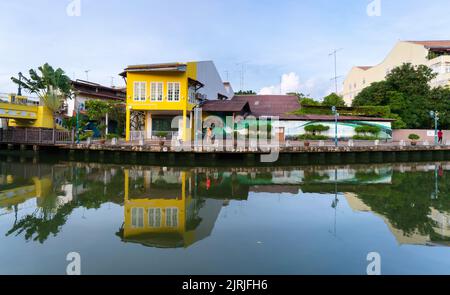 MELAKA, MALAYSIA - 12. Juni 2022: Bunte Häuser am Melaka-Fluss. Die Stadt Melaka ist ein UNESCO-Weltkulturerbe. Stockfoto