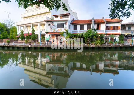 MELAKA, MALAYSIA - 12. Juni 2022: Farbenfrohe Häuser und Hotels am Melaka-Fluss. Die Stadt Melaka ist ein UNESCO-Weltkulturerbe. Stockfoto