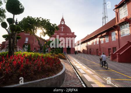 MELAKA, MALAYSIA - 12. Juni 2022: Stadthuys und Christ Church auf dem Holländischen Platz in Melaka. Melaka ist ein UNESCO-Weltkulturerbe. Stockfoto