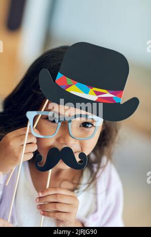 Shes a cutie in Verkleidung. Porträt eines niedlichen kleinen Mädchens, das zu Hause mit Anzieh-Requisiten posiert. Stockfoto