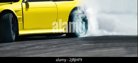 Rennen Drift Auto brennenden Reifen auf der Rennstrecke Stockfoto