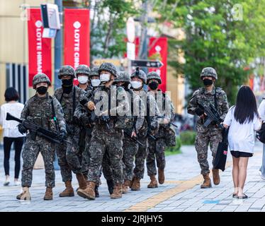 Seoul, Südkorea. 23. August 2022. Südkoreanische Truppen nehmen im Rahmen des Ulchi Freedom Shield (UFS) 2022 im Einkaufszentrum Lotte in Seoul an einer Anti-Terror- und Anti-Chemikalien-Terrorübung Teil. Die Übung des Ulchi Freedom Shield (UFS) soll bis zum 1. September laufen, wobei eine Reihe von Notfallübungen durchgeführt werden sollen, wie gleichzeitige Feldmanöver, die in den letzten Jahren nicht im Rahmen des Vorgangs der Regierung Moon Jae-in für den Frieden mit Nordkorea durchgeführt wurden. Kredit: SOPA Images Limited/Alamy Live Nachrichten Stockfoto