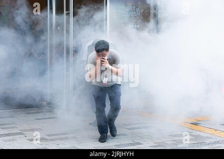 Seoul, Südkorea. 23. August 2022. Südkoreaner nehmen an einer Anti-Terror- und Anti-Chemie-Terrorübung im Rahmen des Ulchi Freedom Shield (UFS) von 2022 im Einkaufszentrum Lotte in Seoul Teil. Die Übung des Ulchi Freedom Shield (UFS) soll bis zum 1. September laufen, wobei eine Reihe von Notfallübungen durchgeführt werden sollen, wie gleichzeitige Feldmanöver, die in den letzten Jahren nicht im Rahmen des Vorgangs der Regierung Moon Jae-in für den Frieden mit Nordkorea durchgeführt wurden. Kredit: SOPA Images Limited/Alamy Live Nachrichten Stockfoto