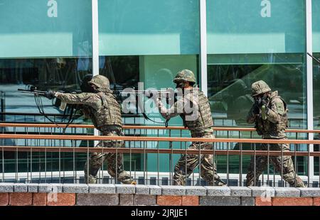 Bucheon, Südkorea. 23. August 2022. Südkoreanische Soldaten nehmen an einer Anti-Terror-Übung am Rande der gemeinsamen militärischen Übungen von Südkorea und den USA, dem Ulchi Freedom Shield (UFS), im Bucheon Art Center in Bucheon, westlich von Seoul, Teil. Die Übung des Ulchi Freedom Shield (UFS) soll bis zum 1. September laufen, wobei eine Reihe von Notfallübungen durchgeführt werden sollen, wie gleichzeitige Feldmanöver, die in den letzten Jahren nicht im Rahmen des Vorgangs der Regierung Moon Jae-in für den Frieden mit Nordkorea durchgeführt wurden. (Foto von Kim Jae-Hwan/SOPA Images/Sipa USA) Quelle: SIPA USA/Alamy Live News Stockfoto