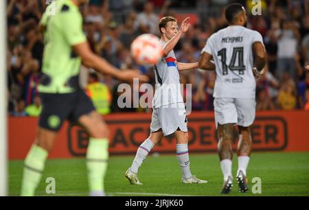 Barcelona, Spanien, 24. August 2022. FC Barcelona gegen Manchester City Frenkie de Jong (21) des FC Barcelona feiert das Tor im Freundschaftsspiel zwischen dem FC Barcelona und Manchester City zur Unterstützung der Sache des ehemaligen Torwarts und Trainers Juan Carlos Unzué, Bei der WHO wurde vor mehr als zwei Jahren im Spotify Camp Nou Stadium in Barcelona, Spanien, die Diagnose als (amyotrophische Lateralsklerose) gestellt. Stockfoto