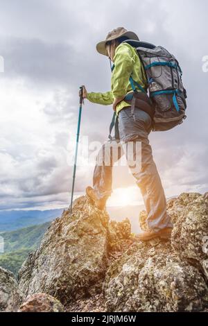 Junge Reisende Frau mit stilvollen Rucksack freuen uns auf erstaunliche Aussicht auf die Berge. Natur genießen, entspannen, Vergnügen. Stockfoto